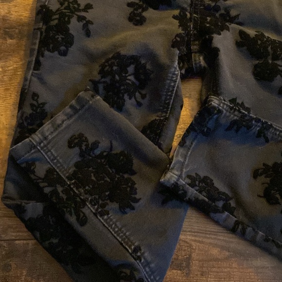 Girls black jeggings with black flowered flocking - Picture 12 of 13